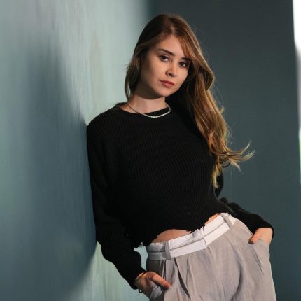 Schwarzer Crop-Pullover